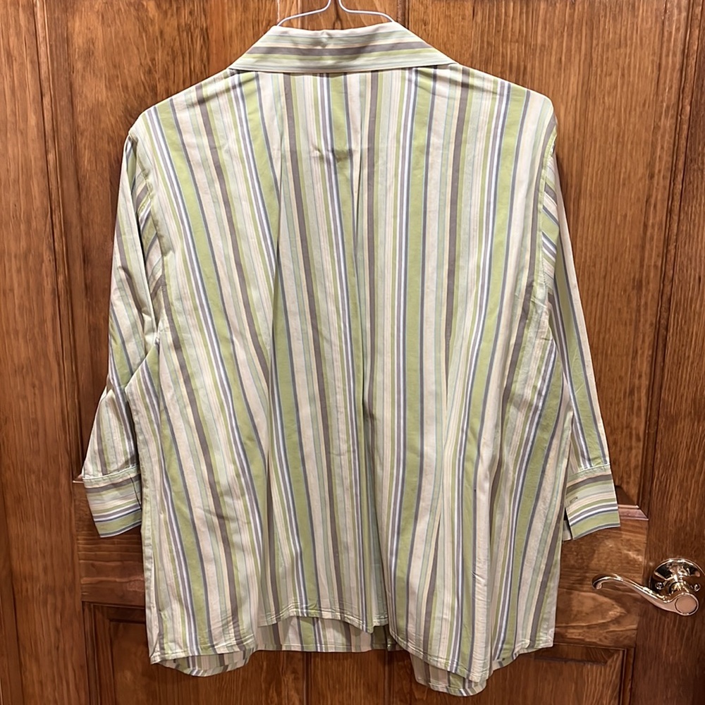 Button down shirt- like new - Picture 9 of 10